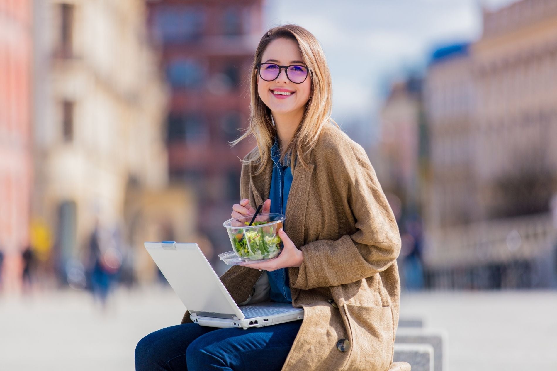 pause-déjeuner-Rapide-fait-maison-à-emporter-au-bureau-healthy-lunch-jeune femme-dynamique