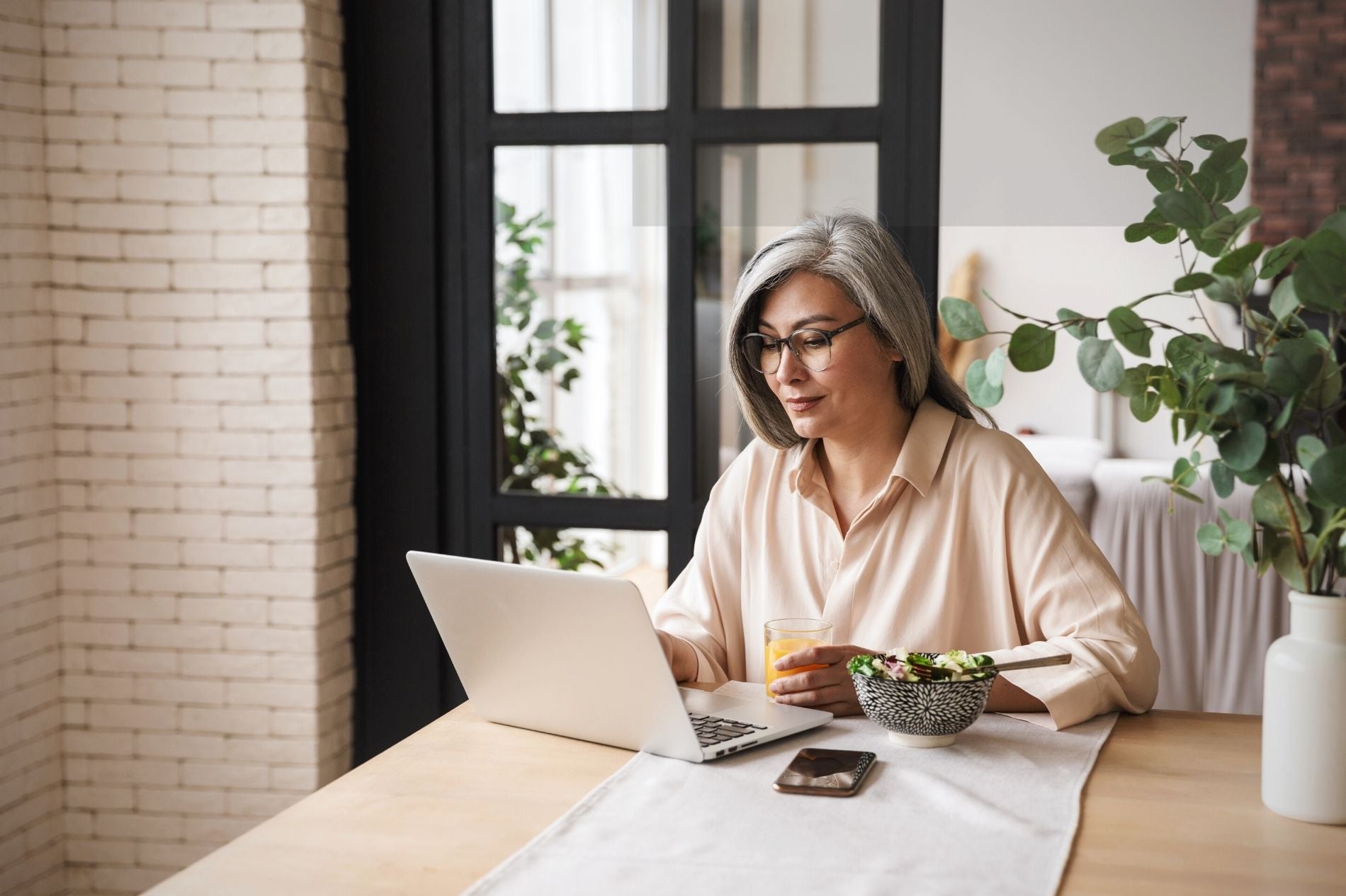 pause-déjeuner-Rapide-fait-maison-à-emporter-au-bureau-healthy-lunch-femme-dynamique-homeoffice-télétravail